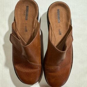 Clark’s Patty Tanya Mules dark Tan Textured Leather Size 9
